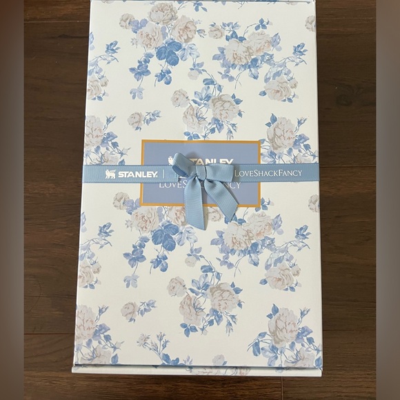 NWT Loveshackfancy Stanley Quencher 40 Oz in EVERBLOOMING ROSETTES - IN HAND - Picture 2 of 4